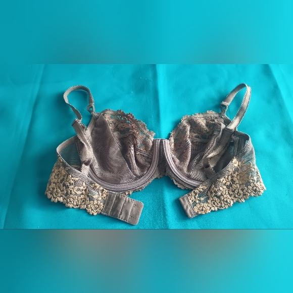 Wacoal Black and Cream Lace Bra - Picture 9 of 12